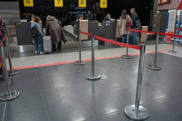Ufa, Rosja kwiecień 2, 2020: Pasażerowie przybywają na odprawę na lotnisku UFA w Rosji. Tłumy podróżnych w kolejce na kontroli bezpieczeństwa w UFA International Airport w letni weekend wakacyjny — Zdjęcie stockowe