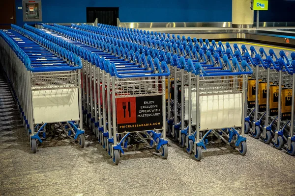 Ufa, Rosja Kwiecień 2, 2020: Wózek do przewozu bagażu lub bagażu na lotniskach — Zdjęcie stockowe