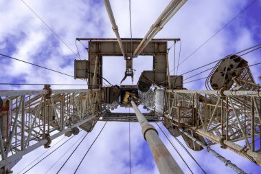 Petrol ve doğalgaz üretimi için petrol ve doğal gaz kuyularını delmek için petrol endüstrisinde kullanılan ağır ekipman olan sondaj kulesi.