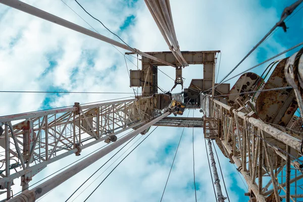 Plataforma de perforación para la producción de petróleo y gas natural en alta mar que es el equipo pesado en la industria petrolera utiliza para perforar los pozos de producción de petróleo y gas — Foto de Stock