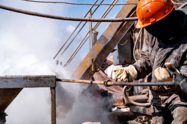 İşçiler yüksek basınçlı buhar jetini endüstriyel bölgelerde, kimyasal ürünlerde veya petrol ve gaz santrallerinde tüp kirlerini temizlemek için kullanırlar..