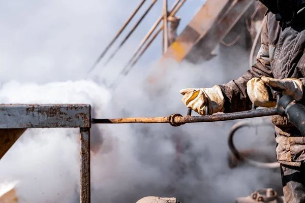 Lavoratori Utilizzano Getto Vapore Alta Pressione Pulizia Spruzzi Sporco Del — Foto Stock