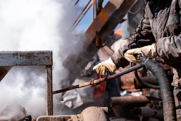 Lavoratori Utilizzano Getto Vapore Alta Pressione Pulizia Spruzzi Sporco Del — Foto Stock