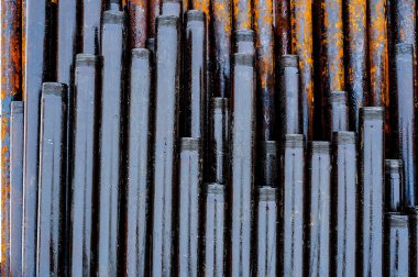 Petrol ve Gaz Boru Hattı İnşaatı, yatay sondaj. Petrol kuyusu kazmak. Ön planda, borulardan oluşan bir eklem