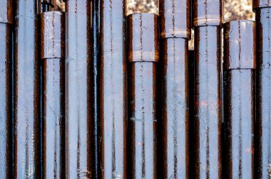 Petrol ve Gaz Boru Hattı İnşaatı, yatay sondaj. Petrol kuyusu kazmak. Ön planda, borulardan oluşan bir eklem