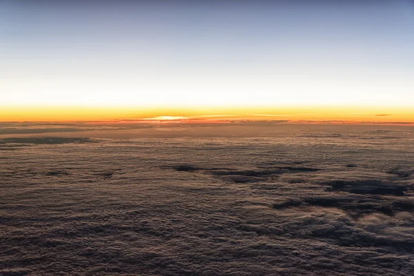 Красное Облако Восходит Над Облаками Реактивного Самолета — стоковое фото