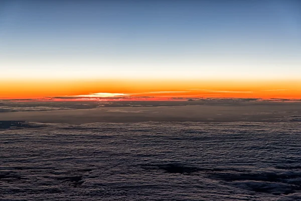 Röda Molnet Sunrise Ovan Molnen Från Jet Flygplan — Stockfoto