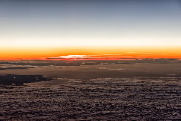 从喷气式飞机上的云上日出红云 — 图库照片