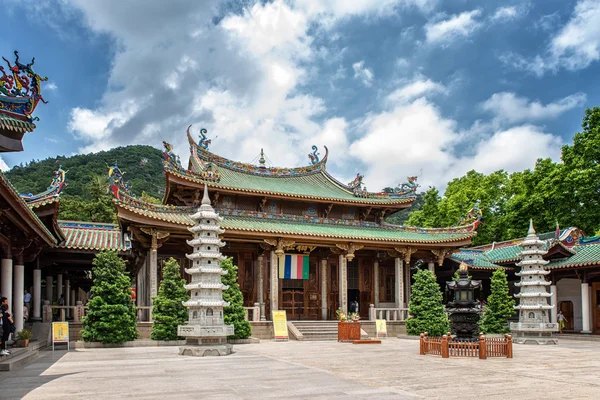 Fujian, Çin - 27 Mayıs 2016: Güney Putuo Temple(Nanputuo Temple). ünlü bir tarihi sitesini Xiamen, Fujian, Çin.