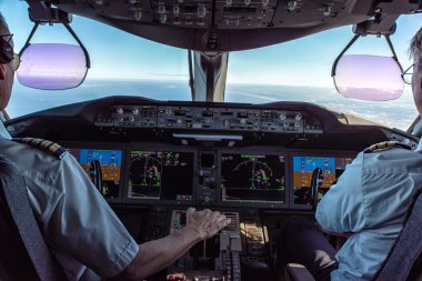 Pilot ve yardımcı pilot ticari düzlemde