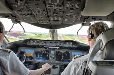 Pilot ve yardımcı pilot ticari düzlemde