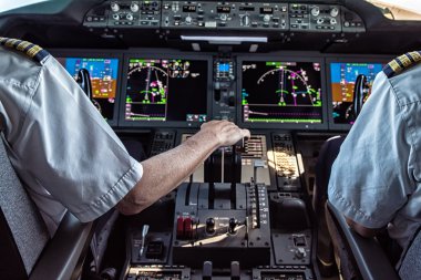 Pilot ve yardımcı pilot ticari düzlemde