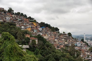 Rio de Janeiro gecekondu dağlar üzerinde manzarası