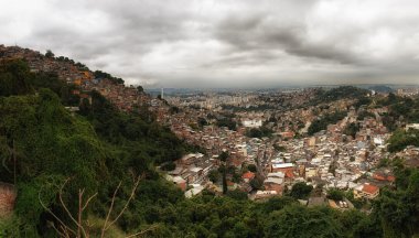 Rio de Janeiro gecekondu dağlar üzerinde manzarası