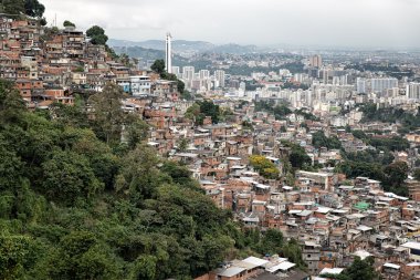 Rio de Janeiro gecekondu dağlar üzerinde manzarası