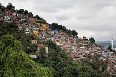 Rio de Janeiro gecekondu dağlar üzerinde manzarası