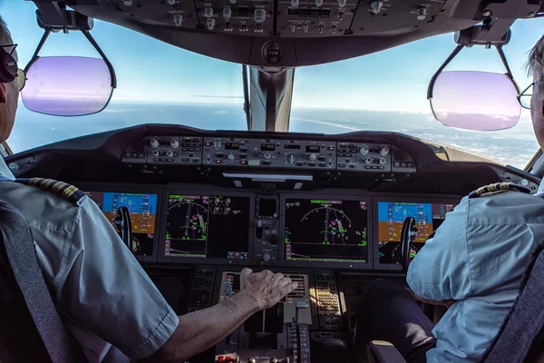Piloto e co-piloto em avião comercial — Fotografia de Stock