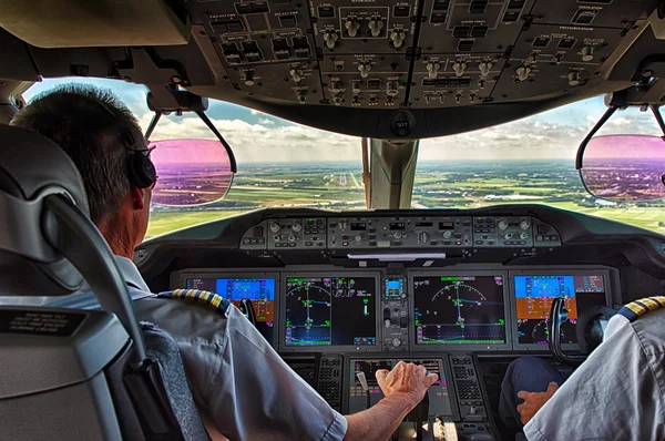 Piloto y copiloto en avión comercial — Foto de Stock