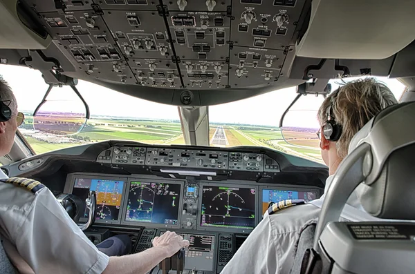 Pilot und Copilot in Verkehrsflugzeug — Stockfoto