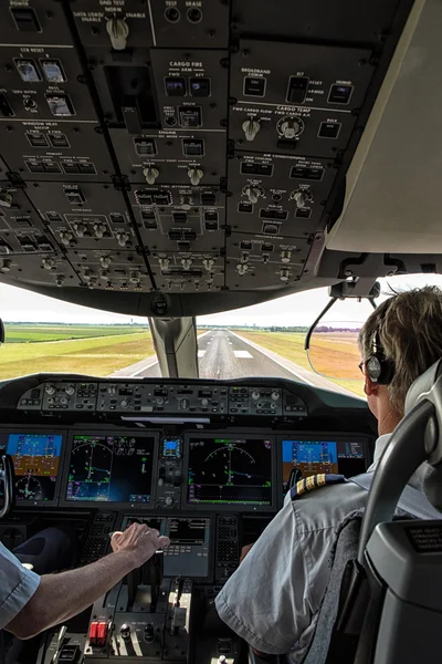 Definitieve aanpak van een commerciële passagiersvliegtuig als gezien vanuit de cockpit — Stockfoto