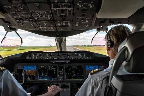 Abordagem final de um avião comercial visto do cockpit — Fotografia de Stock