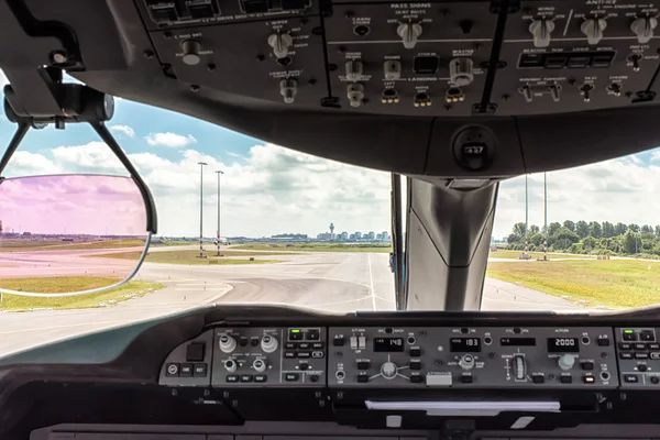 Abordagem final de um avião comercial visto do cockpit — Fotografia de Stock