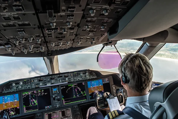 Piloto no cockpit — Fotografia de Stock