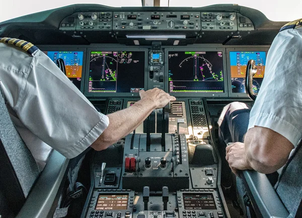Pilot och andrepilot i kommersiella plan — Stockfoto