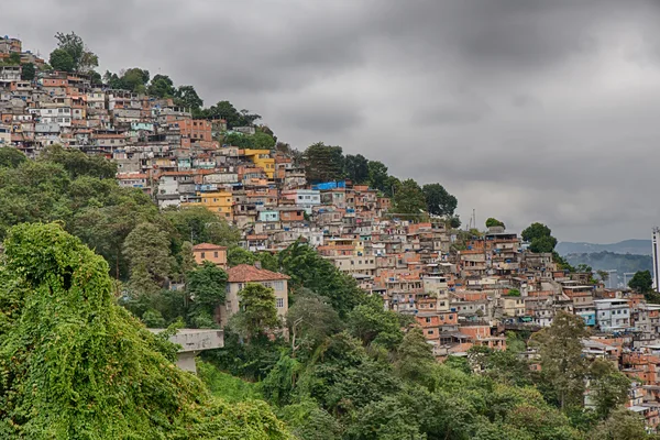 Skyline slumsach Rio de Janeiro na góry — Zdjęcie stockowe