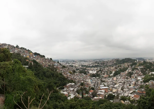 Skyline slumsach Rio de Janeiro na góry — Zdjęcie stockowe