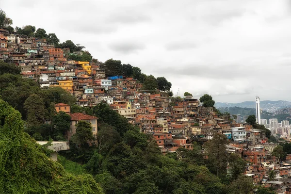 Στον ορίζοντα του Ρίο ντε Τζανέιρο φτωχογειτονιές στα βουνά — Φωτογραφία Αρχείου