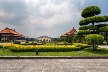 Özgürlük Meydanı ve chiang kai-shek kemer Ulusal Tiyatrosu ve ulusal konser salonu bir güneşli gün, Taipei, Tayvan