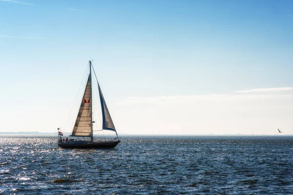 Вітрильний човен на відкритому морі — стокове фото