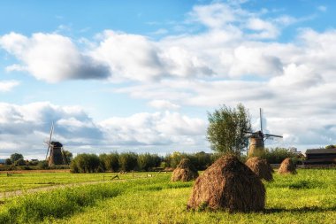 Haystacks ve yel değirmenleri
