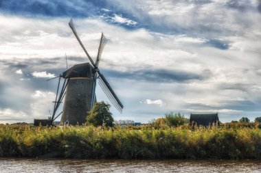 Geleneksel Hollanda yel değirmeni