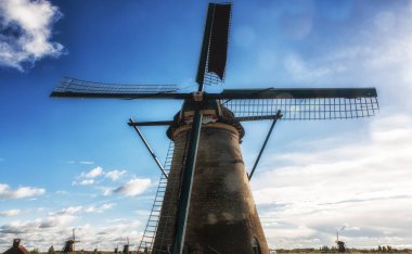 Düşük açılı yel değirmeni