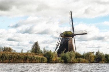 geleneksel Hollanda yel değirmenleri