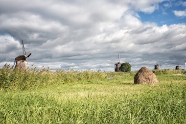 Yel değirmenleri ile ünlü doğal kanal doğa sahne. Eski Hollanda Köyü doğal, UNESCO Dünya Miras Listesi. Hollanda, Europe.