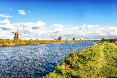 Yel değirmenleri ile ünlü doğal kanal doğa sahne. Eski Hollanda Köyü doğal, UNESCO Dünya Miras Listesi. Hollanda, Europe.