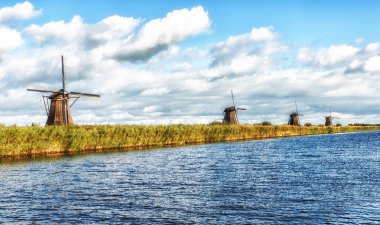 Yel değirmenleri ile ünlü doğal kanal doğa sahne. Eski Hollanda Köyü doğal, UNESCO Dünya Miras Listesi. Hollanda, Europe.