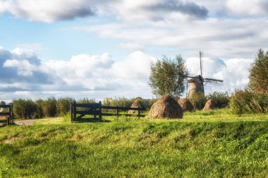 Haystacks ve yel değirmenleri