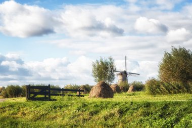 Haystacks ve yel değirmenleri