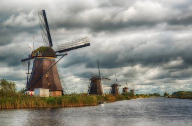 Yel değirmenleri ile ünlü doğal kanal doğa sahne. Eski Hollanda Köyü doğal, UNESCO Dünya Miras Listesi. Hollanda, Europe.