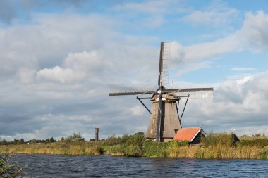 Geleneksel Hollanda yel değirmeni 