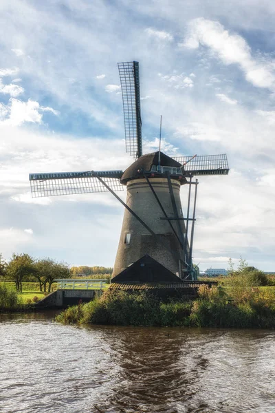 Geleneksel Hollanda yel değirmeni