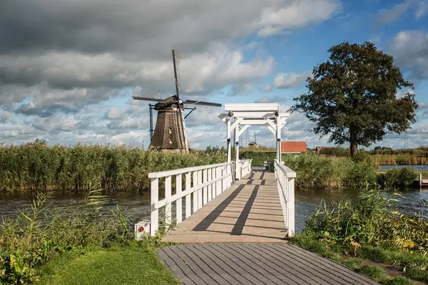 Ahşap köprü, doğal bir kanal üzerinden 