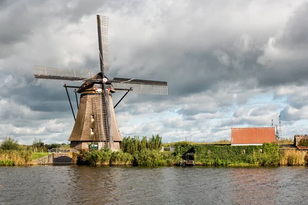 Doğal yel değirmeni ve kanal