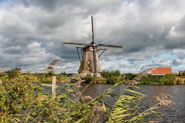 Doğal yel değirmeni ve kanal