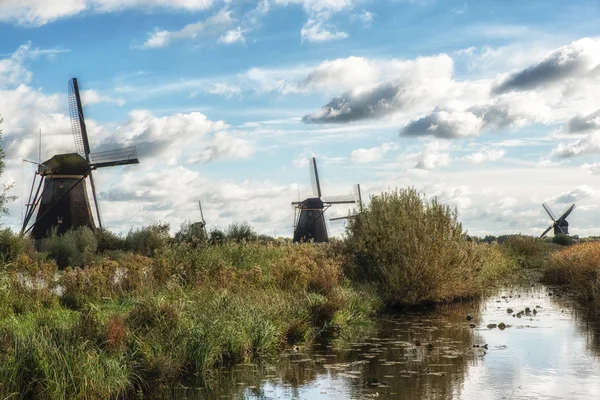 doğal yel değirmenleri ve kanal