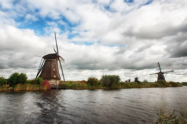 Holenderskie wiatraki w kinderdijk, Holandia — Zdjęcie stockowe